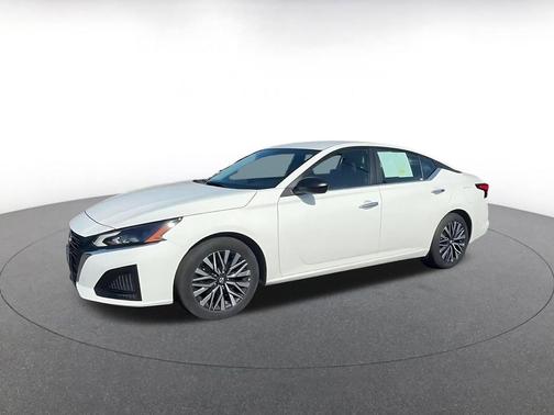 Glacier White 2025 Nissan Altima SV FWD
