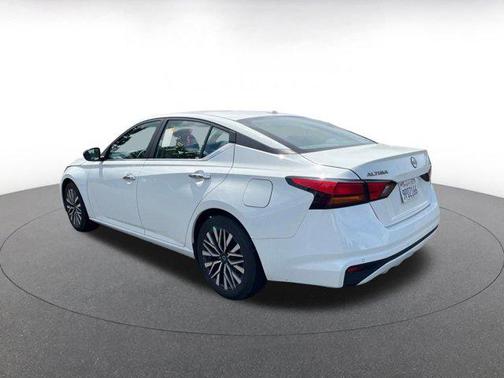 Glacier White 2025 Nissan Altima SV FWD