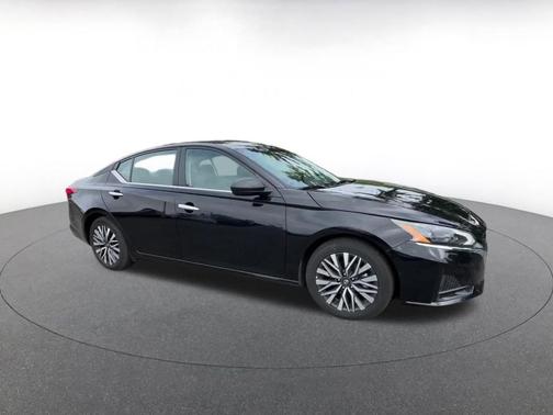 Super Black 2025 Nissan Altima SV FWD
