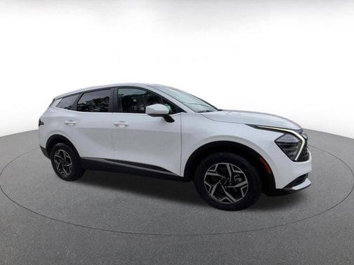 Snow White Pearl 2025 Kia Sportage LX
