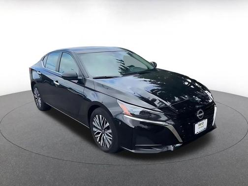 Super Black 2025 Nissan Altima SV FWD