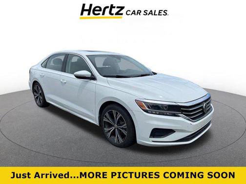 Pure White 2022 Volkswagen Passat 2.0T SE