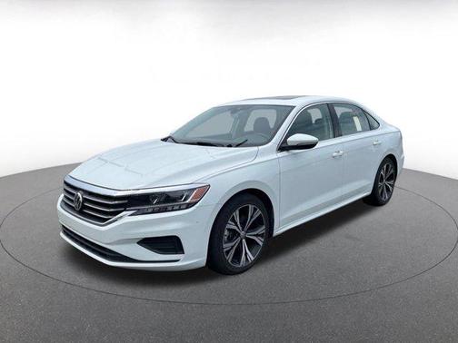 Pure White 2022 Volkswagen Passat 2.0T SE