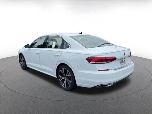 Pure White 2022 Volkswagen Passat 2.0T SE