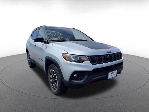 Silver Zynith Metallic Clearcoat 2025 Jeep Compass Trailhawk