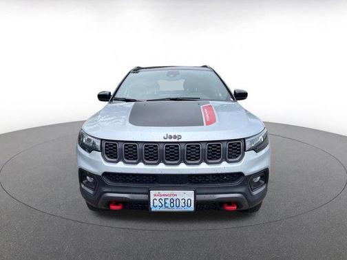 Silver Zynith Metallic Clearcoat 2025 Jeep Compass Trailhawk