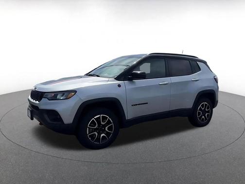 Silver Zynith Metallic Clearcoat 2025 Jeep Compass Trailhawk