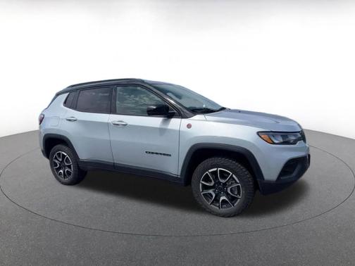 Silver Zynith Metallic Clearcoat 2025 Jeep Compass Trailhawk