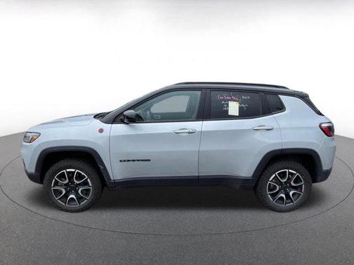 Silver Zynith Metallic Clearcoat 2025 Jeep Compass Trailhawk
