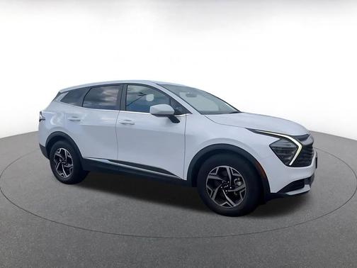 Glacial White Pearl 2025 Kia Sportage LX