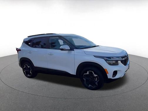 Snow White Pearl 2025 Kia Seltos S