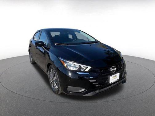 Super Black 2025 Nissan Versa 1.6 SV