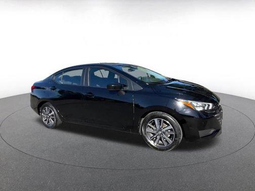 Super Black 2025 Nissan Versa 1.6 SV