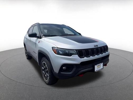 Silver Zynith Metallic Clearcoat 2025 Jeep Compass Trailhawk