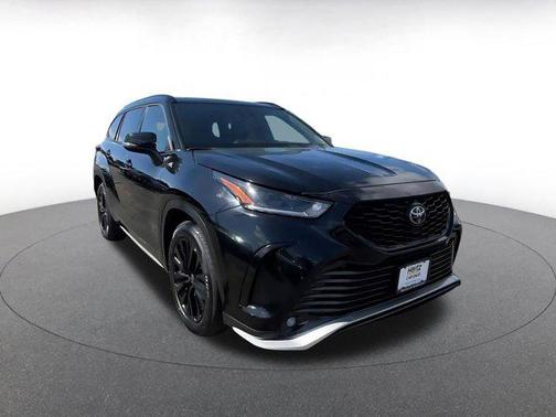 Midnight Black Metallic 2025 Toyota Highlander XSE