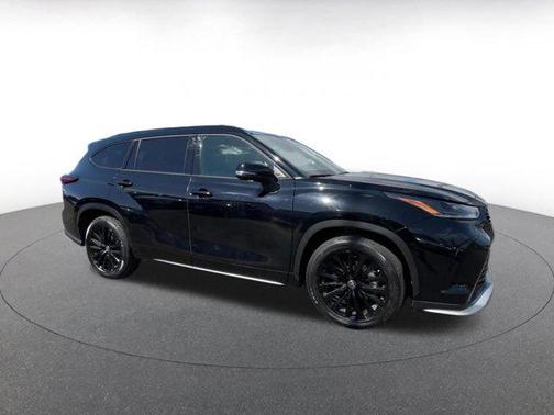 Midnight Black Metallic 2025 Toyota Highlander XSE