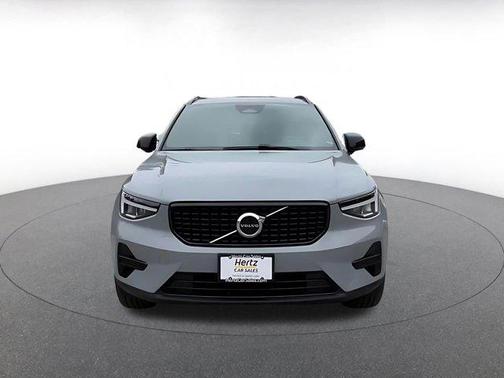 Gray 2024 Volvo XC40 CORE