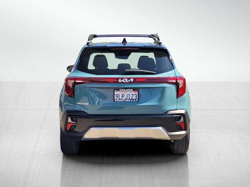 Blue / Black 2024 Kia Seltos S