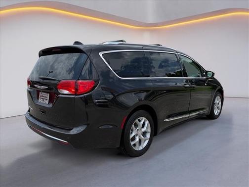 Brilliant Black Crystal Pearlcoat 2018 Chrysler Pacifica Touring-L