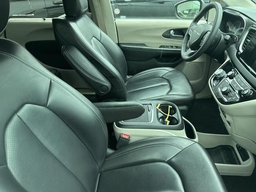 2023 Chrysler Pacifica Touring-L