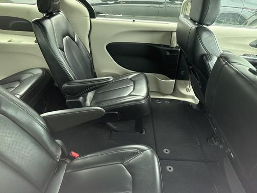 2023 Chrysler Pacifica Touring-L