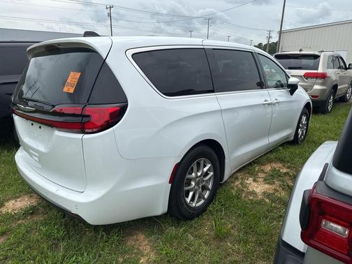 2023 Chrysler Pacifica Touring-L