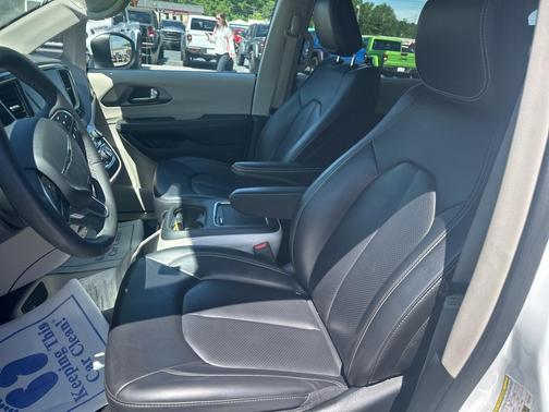 2023 Chrysler Pacifica Touring-L