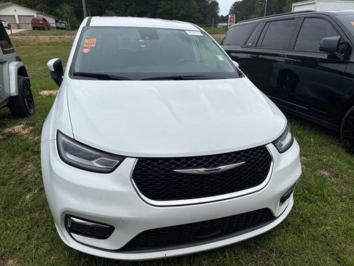 2023 Chrysler Pacifica Touring-L