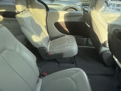 2021 Chrysler Pacifica Touring-L