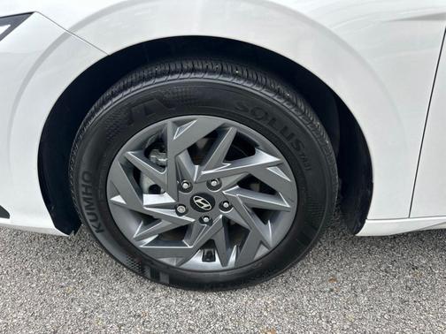 White 2024 Hyundai ELANTRA SEL