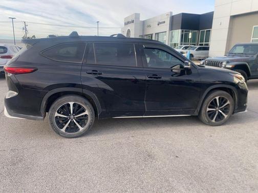 Midnight Black Metallic 2022 Toyota Highlander XSE