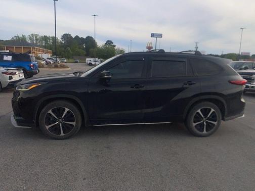 Midnight Black Metallic 2022 Toyota Highlander XSE