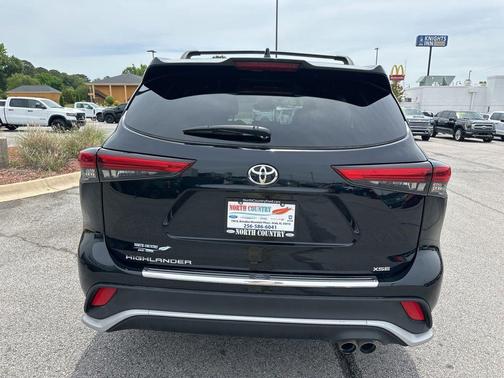 Midnight Black Metallic 2022 Toyota Highlander XSE