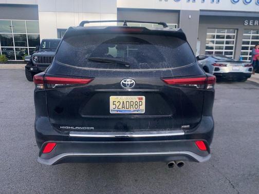 Midnight Black Metallic 2022 Toyota Highlander XSE