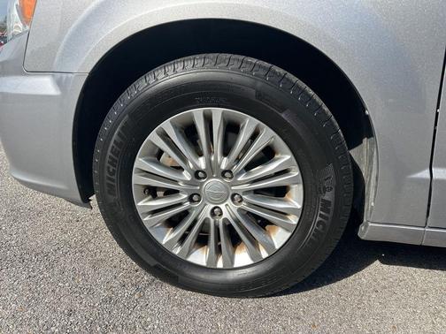 2016 Chrysler Town & Country Touring-L