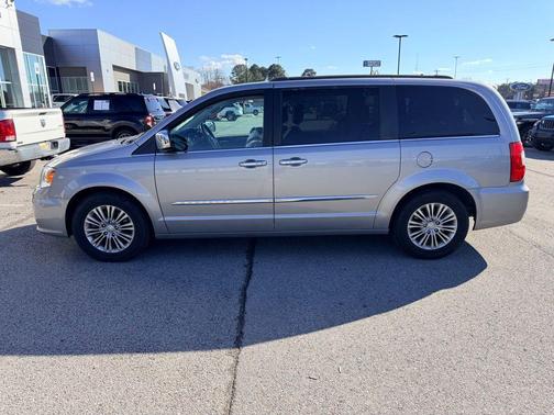 2016 Chrysler Town & Country Touring-L