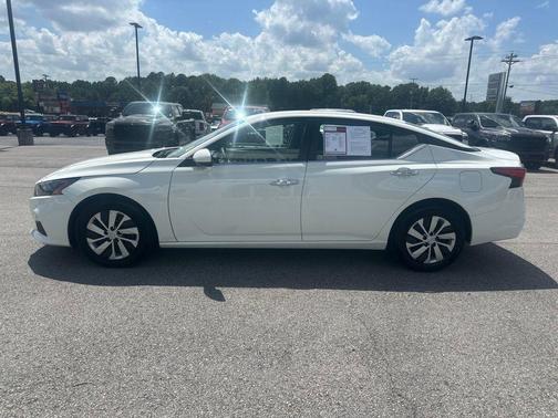 Glacier White 2022 Nissan Altima 2.5 S