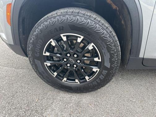 Sterling Gray Metallic 2025 Chevrolet Traverse Z71