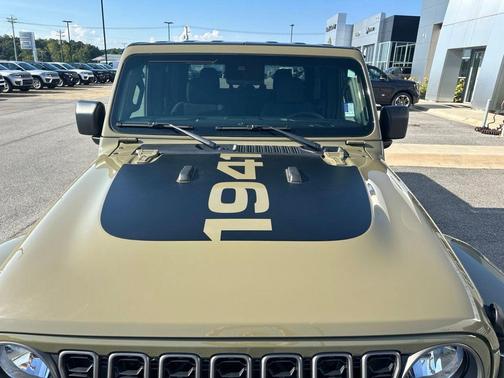 41 2025 Jeep Gladiator Sport