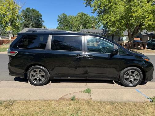 Midnight Black Metallic 2020 Toyota Sienna SE