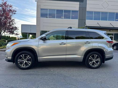 Silver Sky Metallic 2016 Toyota Highlander XLE
