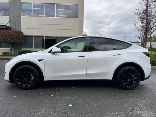 2023 Tesla Model Y Long Range Sport Utility 4D