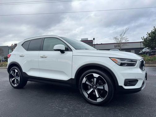 2020 Volvo XC40 T5 Momentum