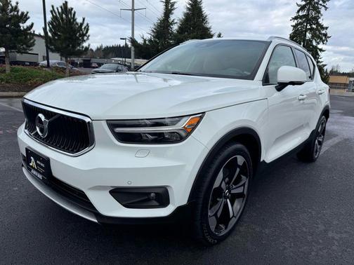 2020 Volvo XC40 T5 Momentum