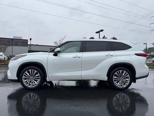 2022 Toyota Highlander Hybrid Platinum