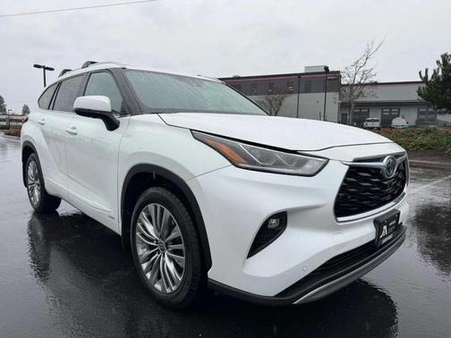2022 Toyota Highlander Hybrid Platinum