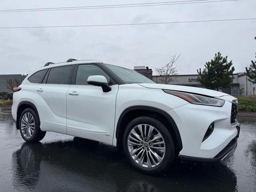 2022 Toyota Highlander Hybrid Platinum