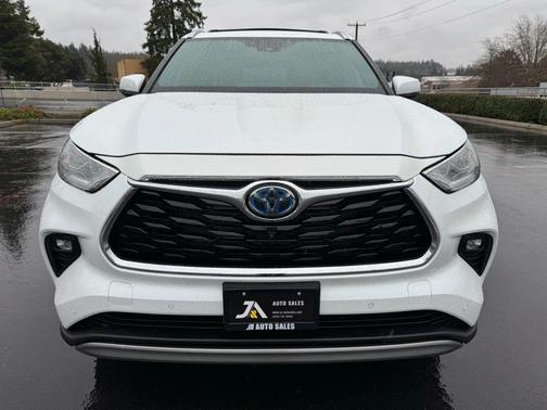 2022 Toyota Highlander Hybrid Platinum