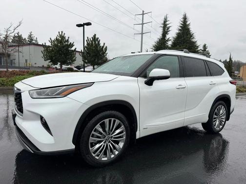 2022 Toyota Highlander Hybrid Platinum