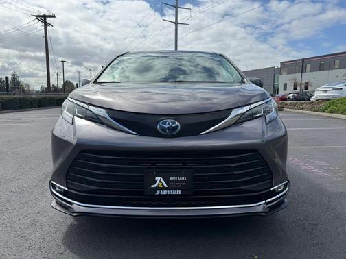 2021 Toyota Sienna XLE 7 Passenger